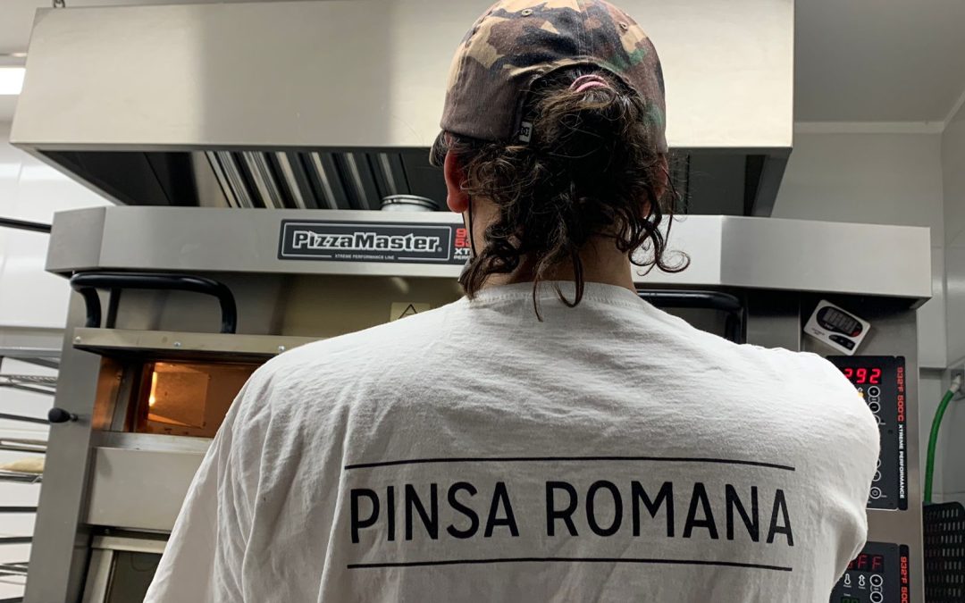 Pinsa, como en los mejores restoranes de Roma puede encontrar en Campo Marzio. Una varidad de preparación que incluye hasta tres tipos de harina mejorando el sabor y la crocancia